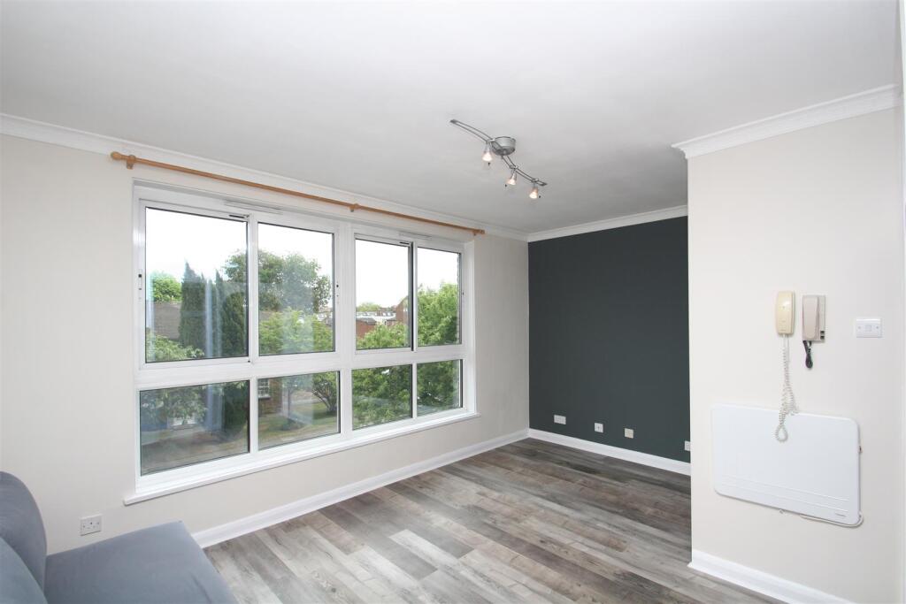 March Court, 73 liv.jpg