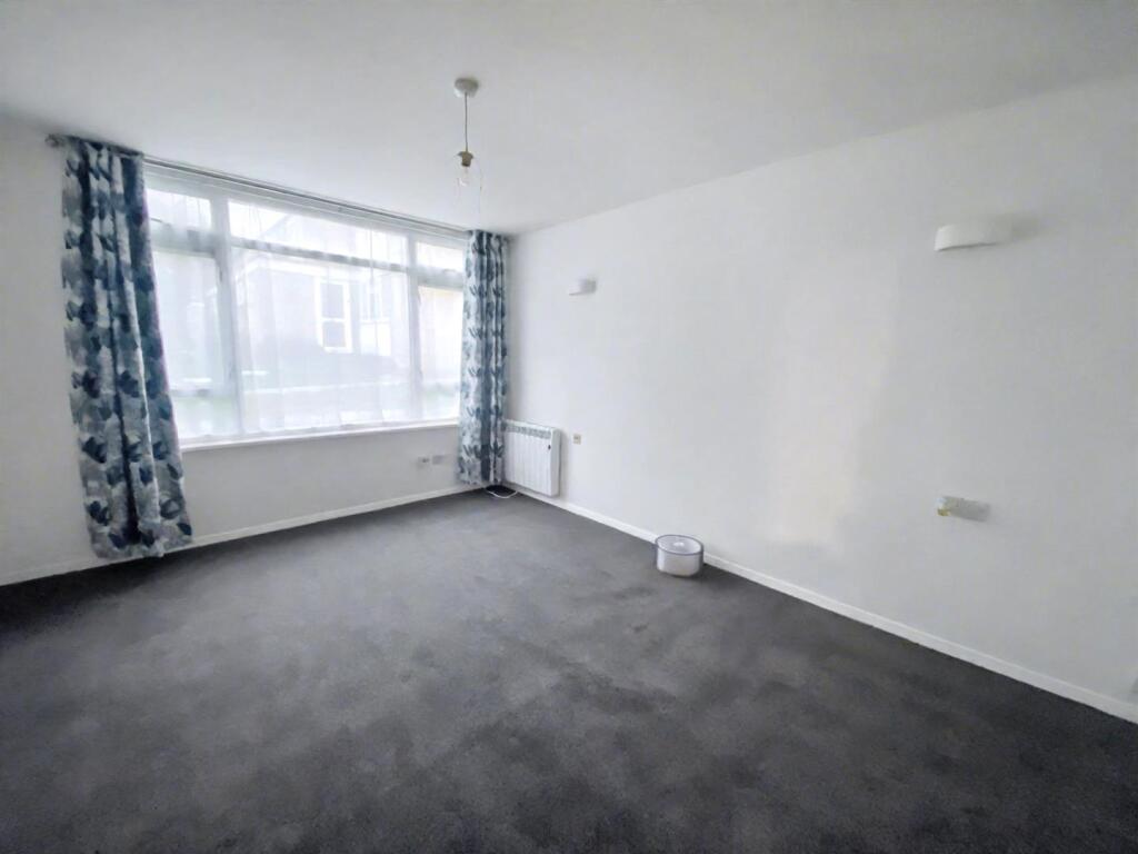 6 greathurst sitting room.jpg