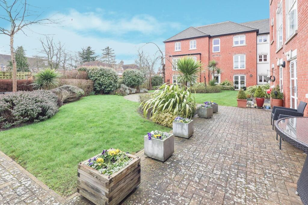 38 Dugdale Court gardens-2.jpg