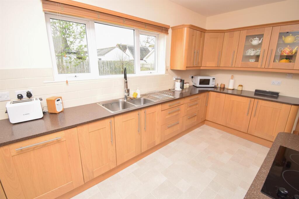 KITCHEN-BREAKFAST ROOM.jpg