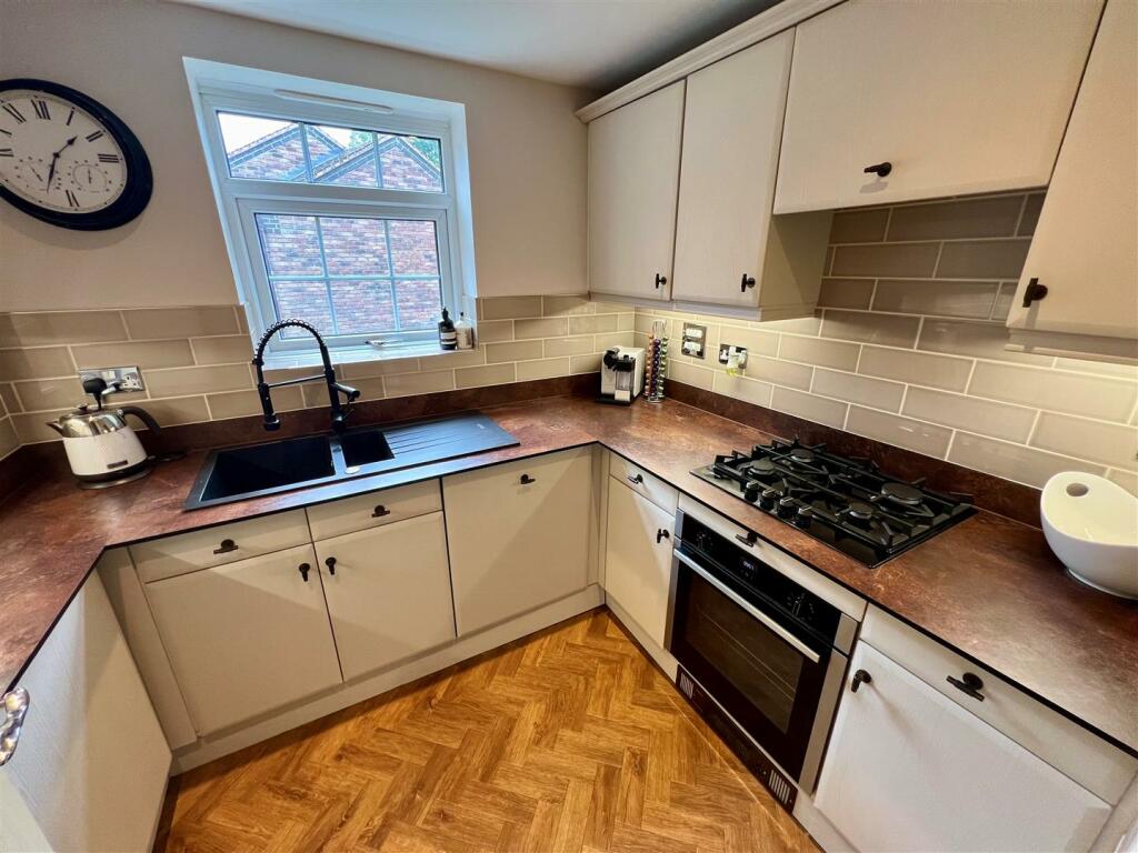 FULLY FITTED KITCHEN
