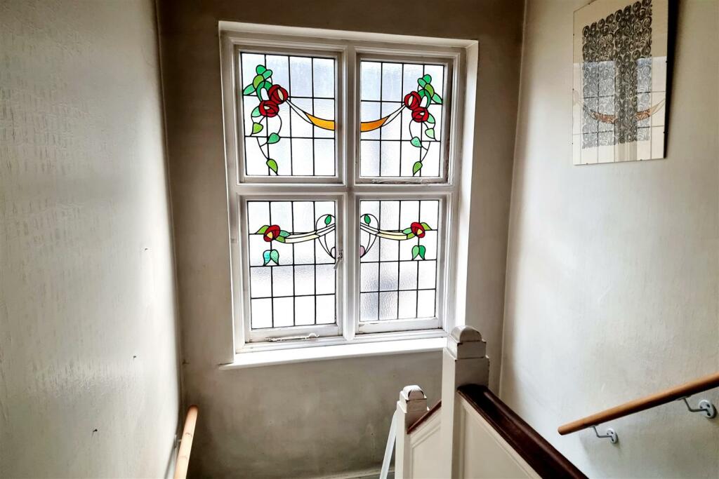 FIRST FLOOR LANDING: