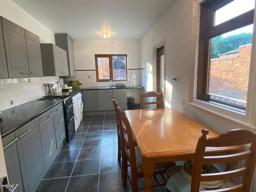 kitchen 2.jpg