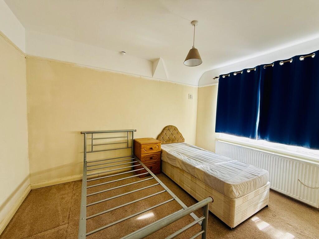 Crest Road, Londo...