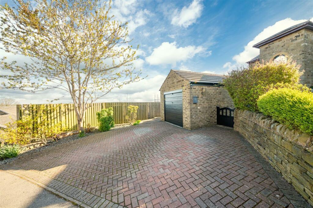 GARAGE &amp; DRIVEWAY