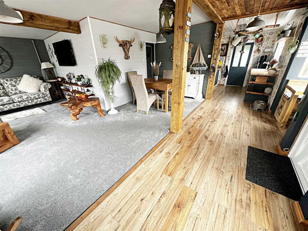 LIVING/DINING AREA