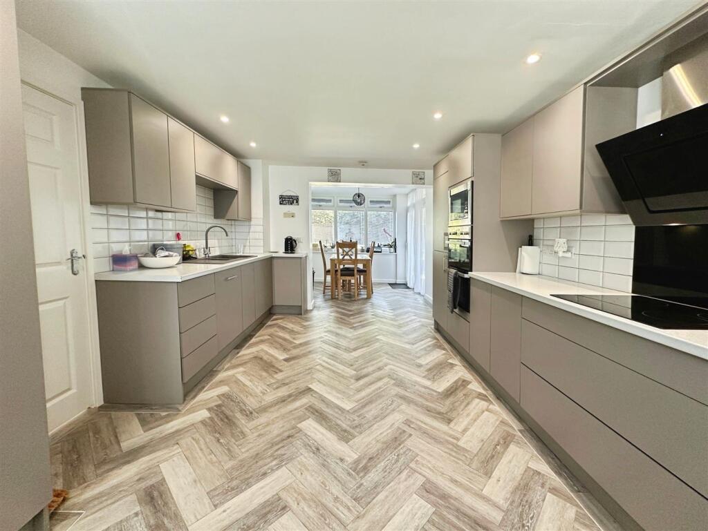 e208f5e0--469C-8EFC-21597F6CCC04-97513-00001F0E617