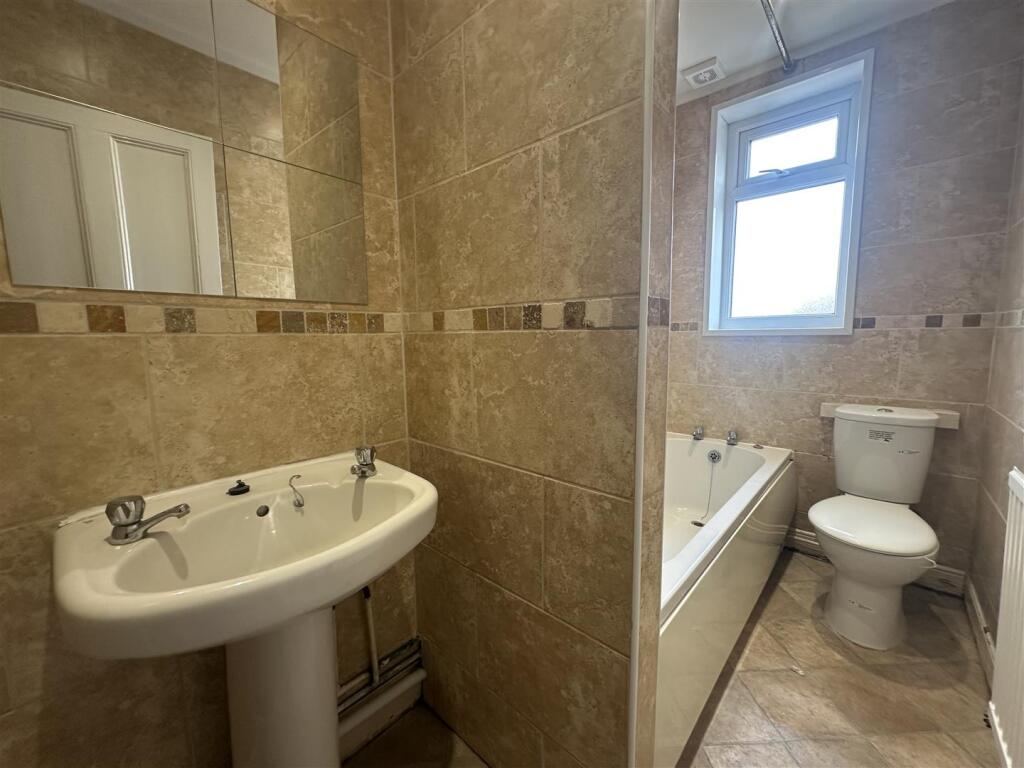 Bathroom 1.jpeg