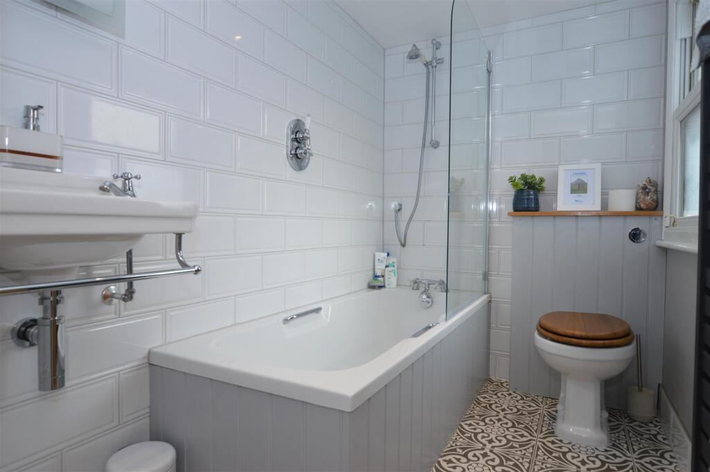 7 Park Road bathroom.JPG