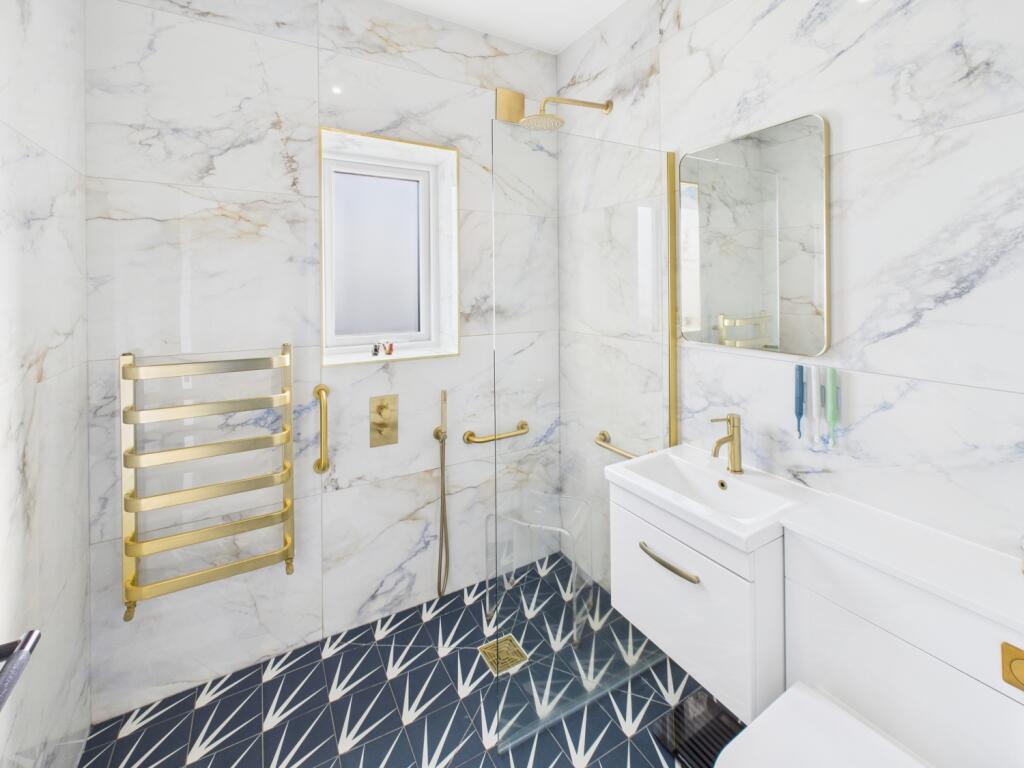 CAM04233G0-PR0022-STILL033