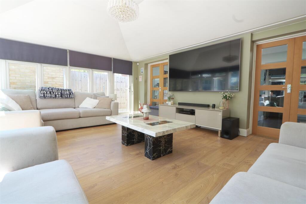 FAMILY ROOM 1.jpg