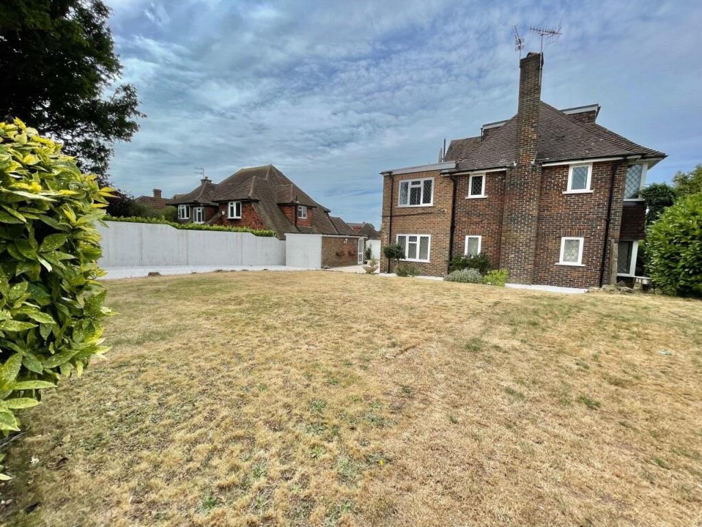 REAR GARDEN.jpg