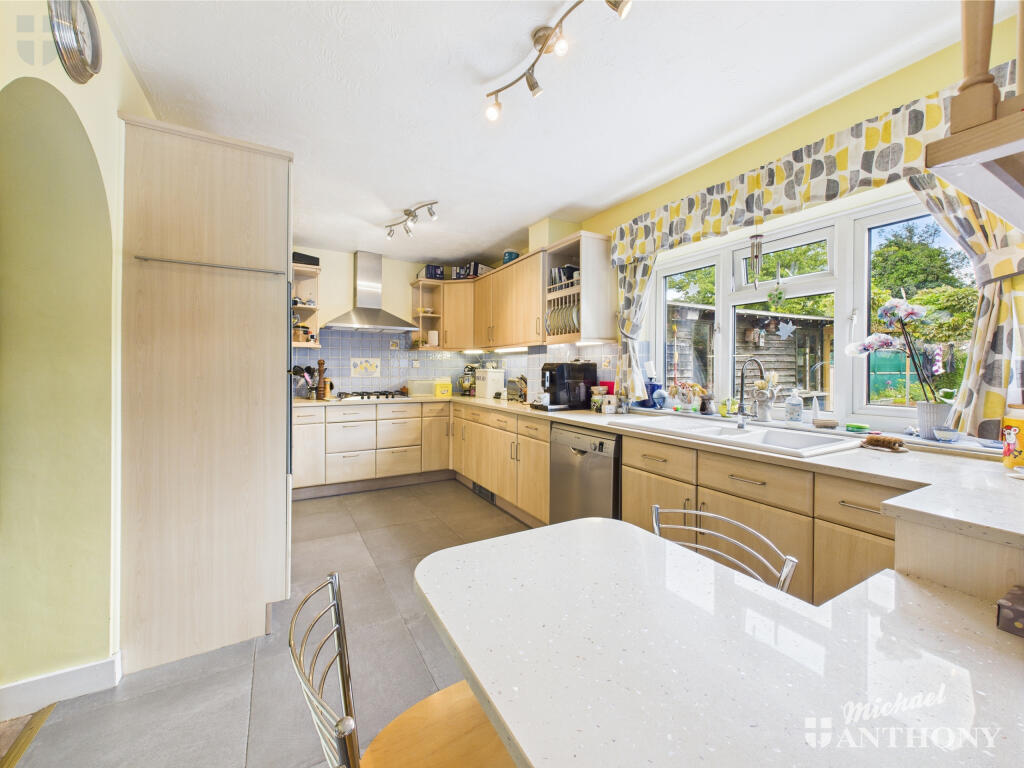 CAM03852G0-PR0300-STILL008