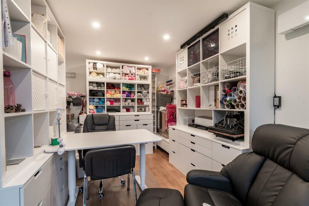8526847-interior48.jpg