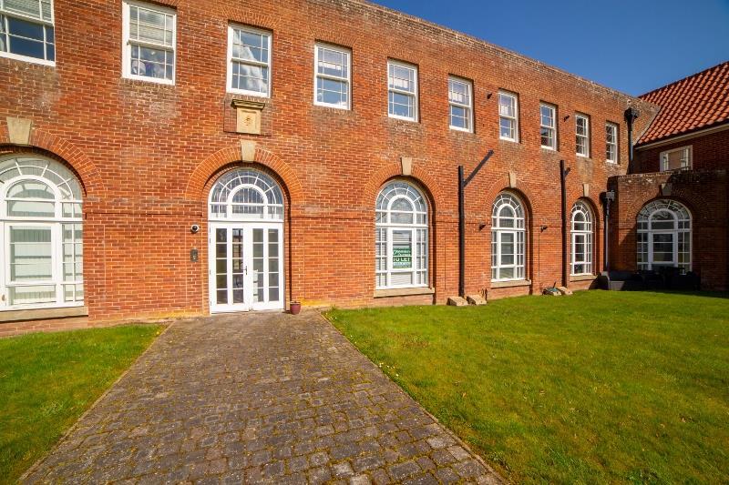 76 Robertson Drive 23 (800x533).jpg