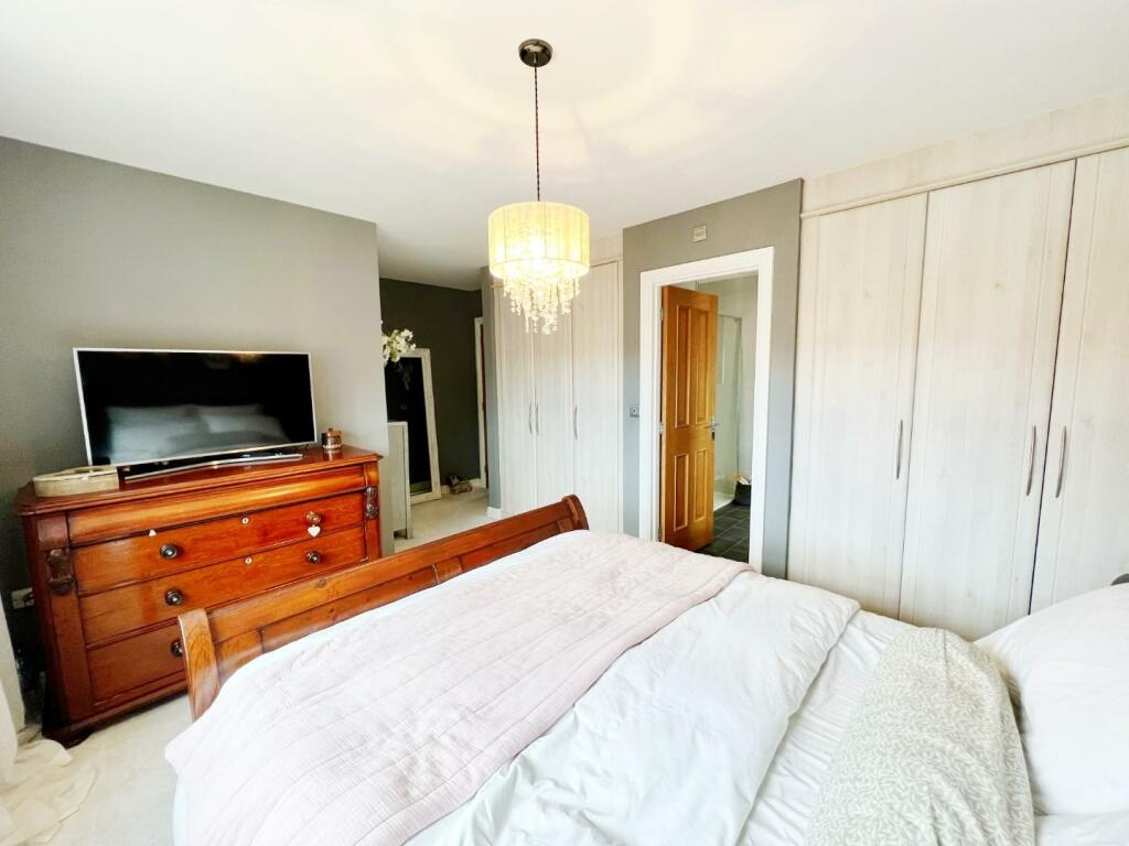 Bedroom 1 pic 2.jpg
