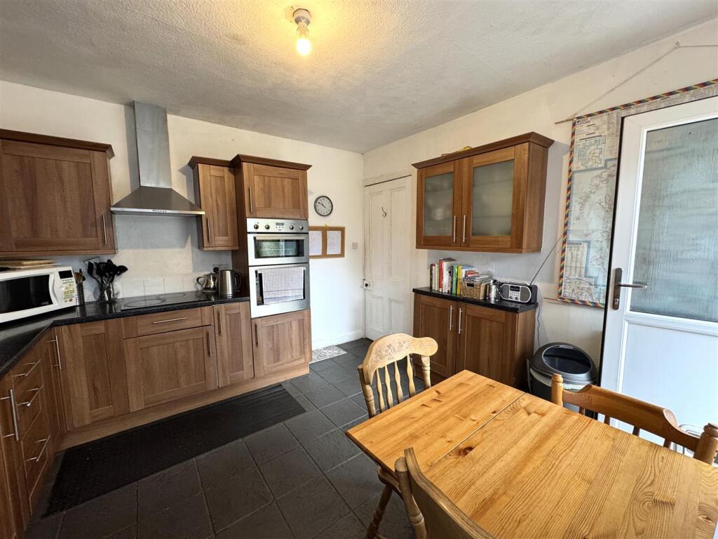 KITCHEN 2.JPG