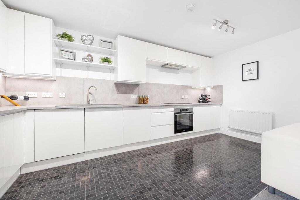 Open plan kitchen-reception (5).JPG