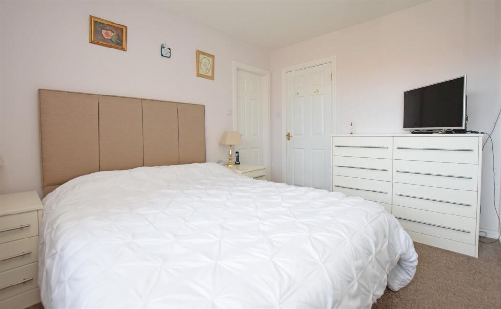 Bedroom 1 V2.JPG
