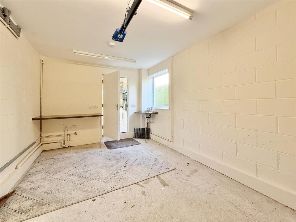 Large Single Garage.JPG