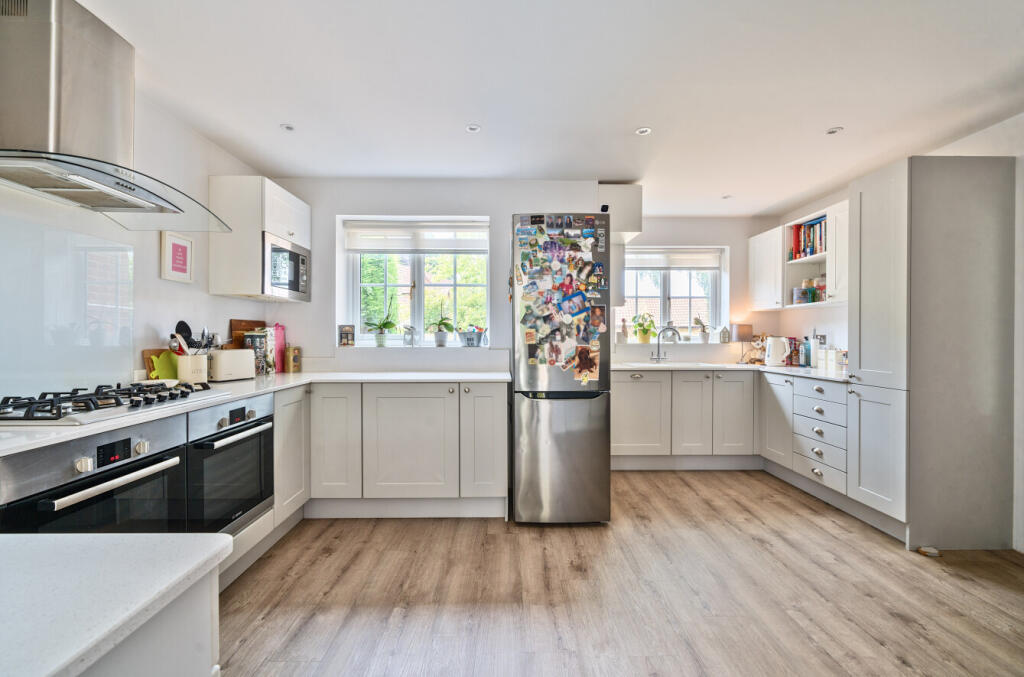 1305384-7-684736a...