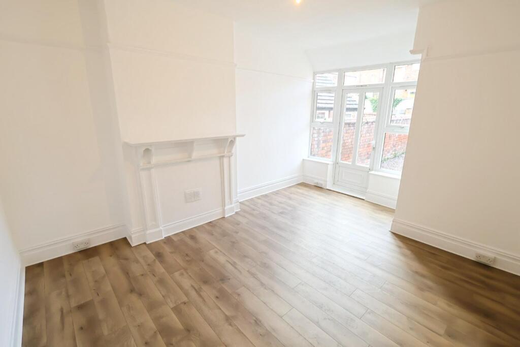 SITTING/DINING ROOM