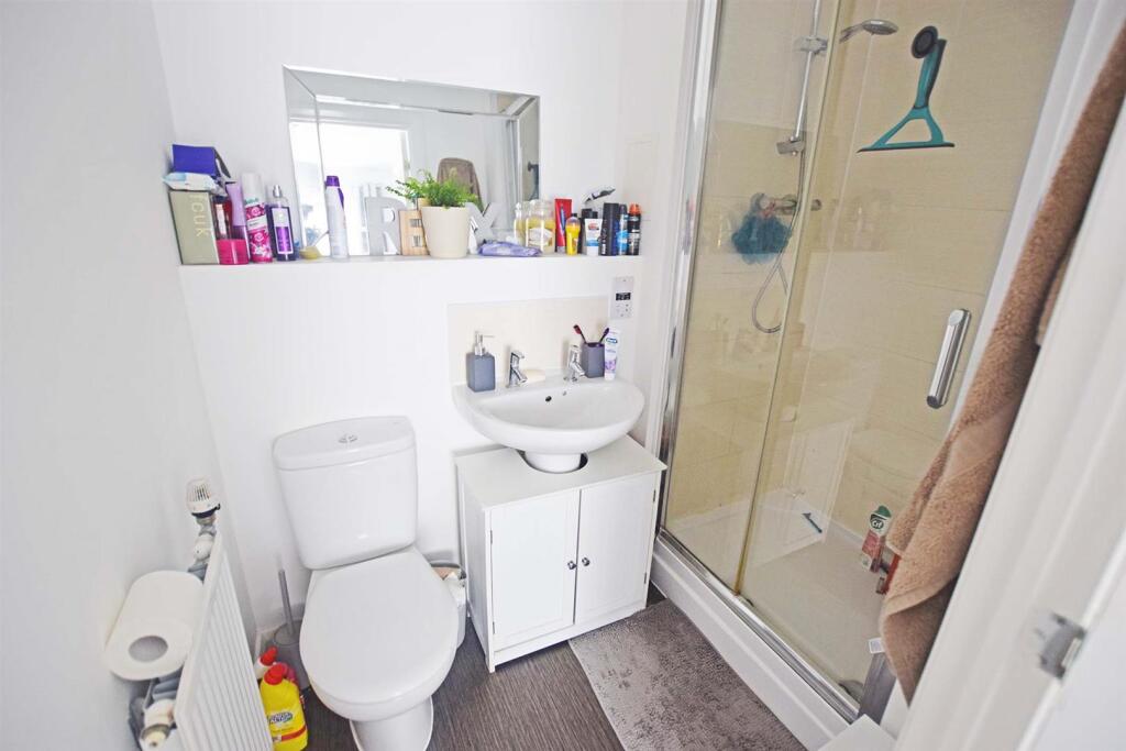 EN-SUITE SHOWER ROOM