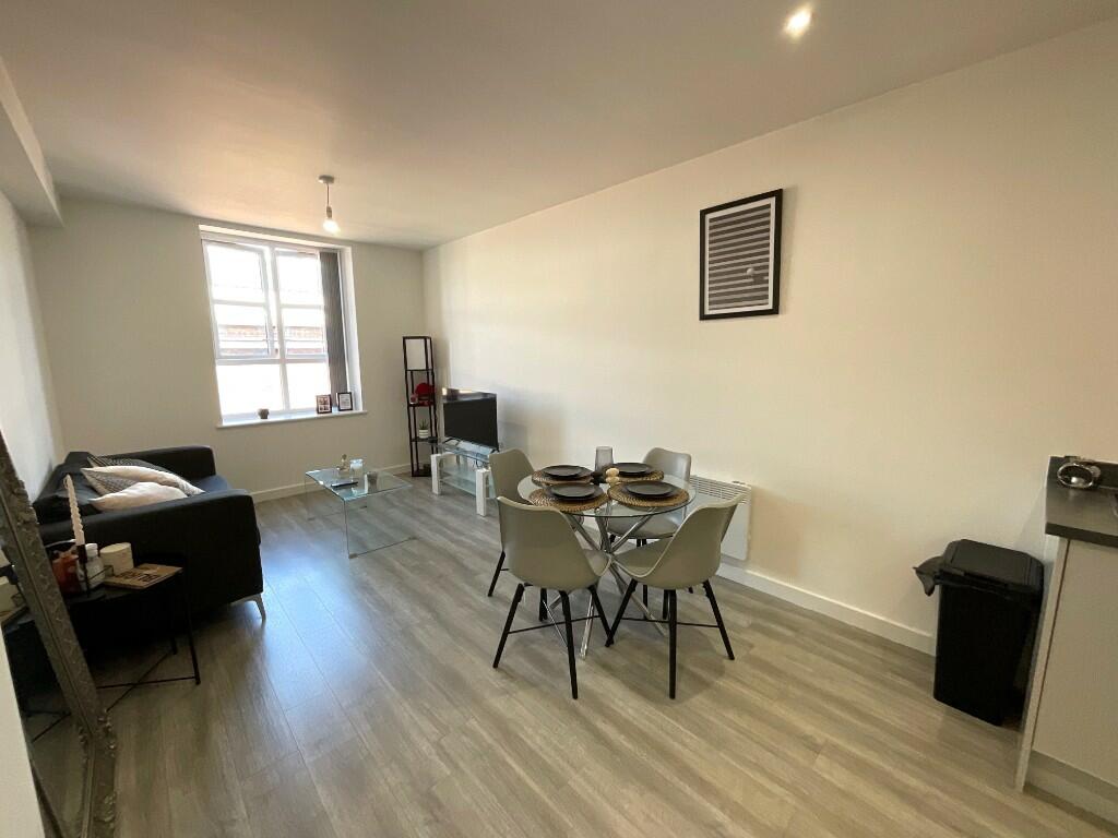 Lounge/Dining Area