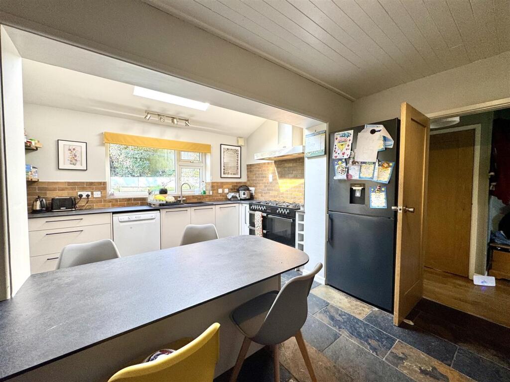 KITCHEN/BREAKFAST ROOM