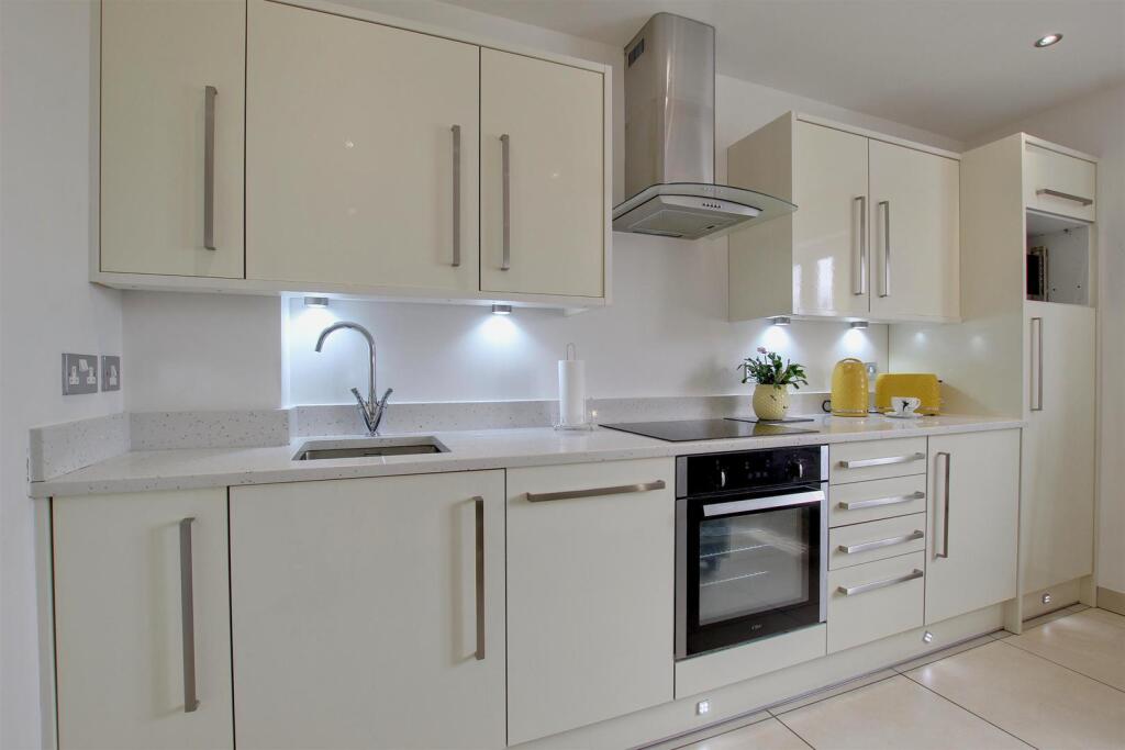 COMBINED LIVING ROOM &amp; OPEN PLAN KITCHEN