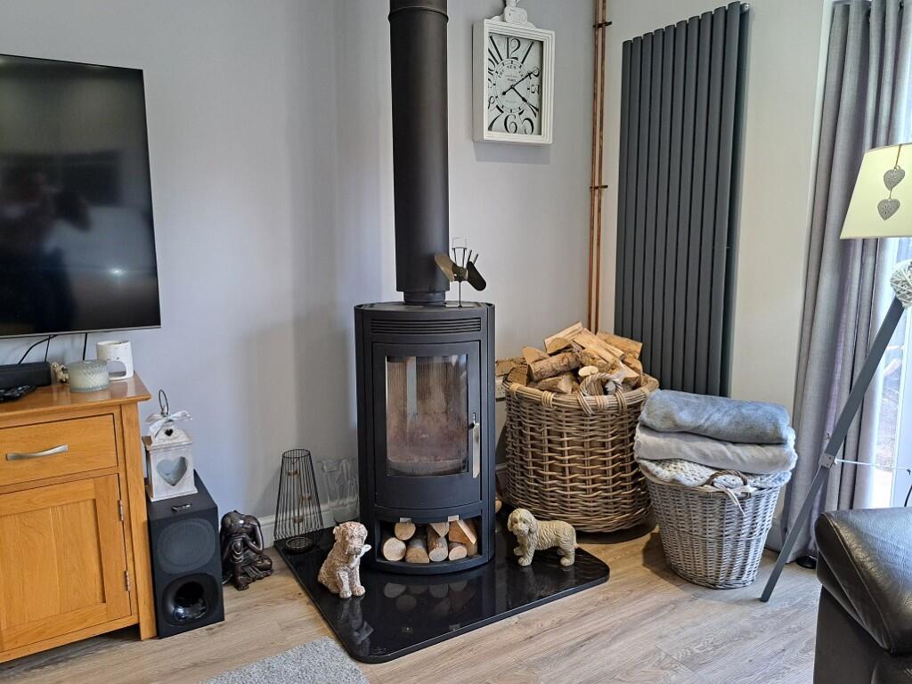 FEATURE LOG BURNER