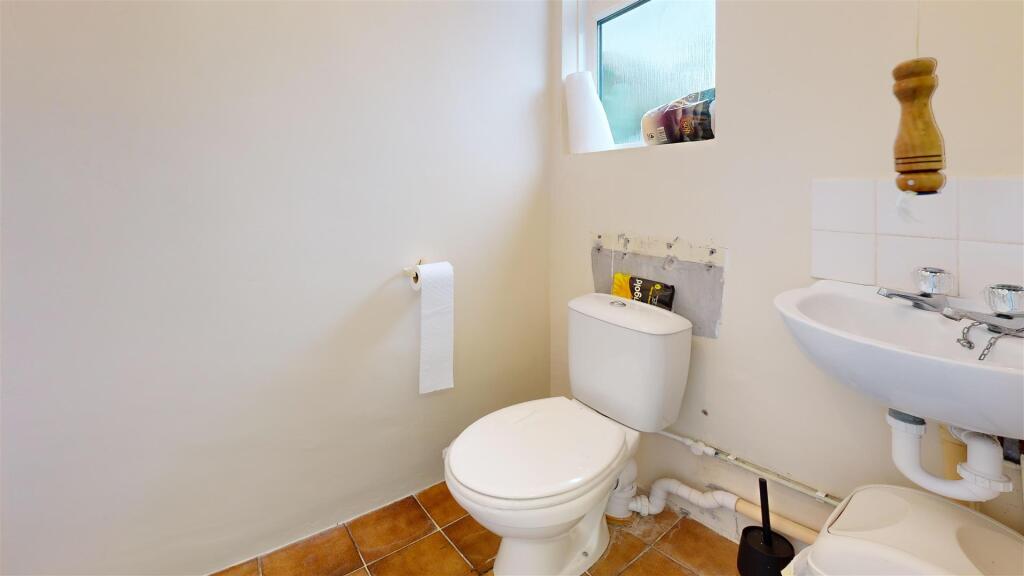 46-Shepherds-Croft-Bathroom 2.jpg