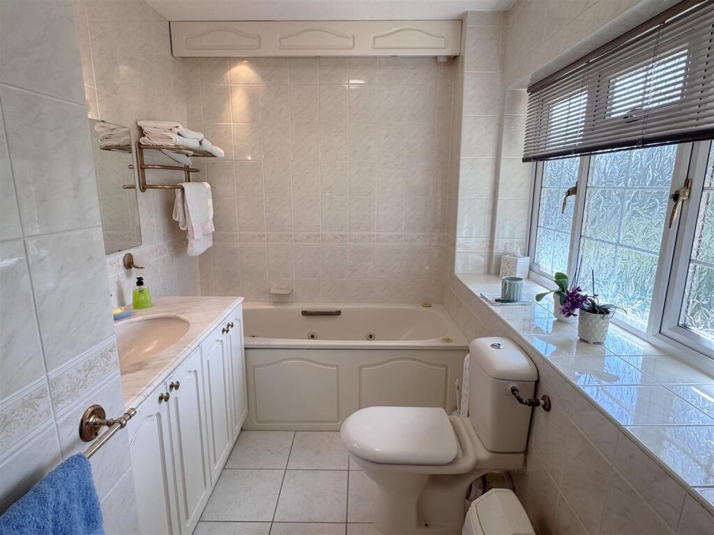 Ensuite 1.JPG