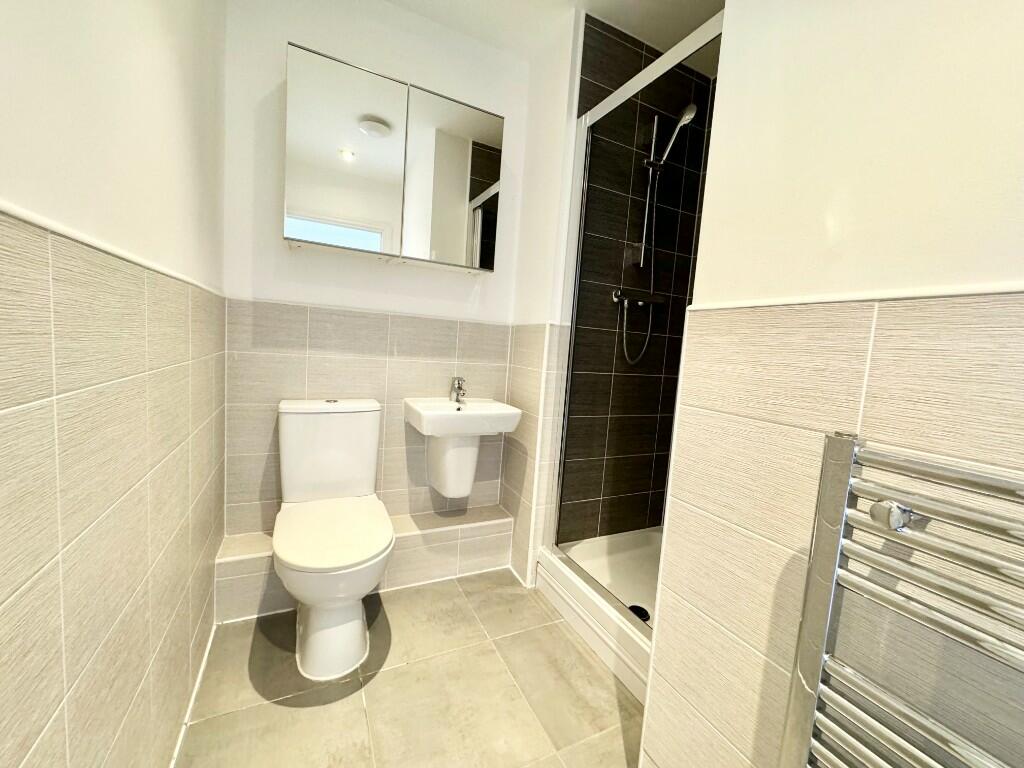 BATHROOM 4