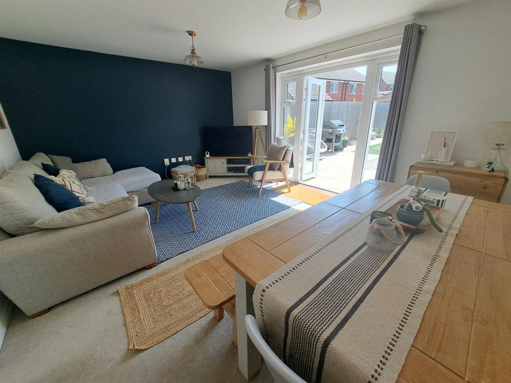Dragonfly Way, Pineham