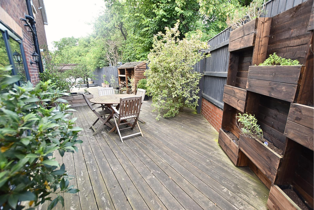 SIDE DECKED PATIO
