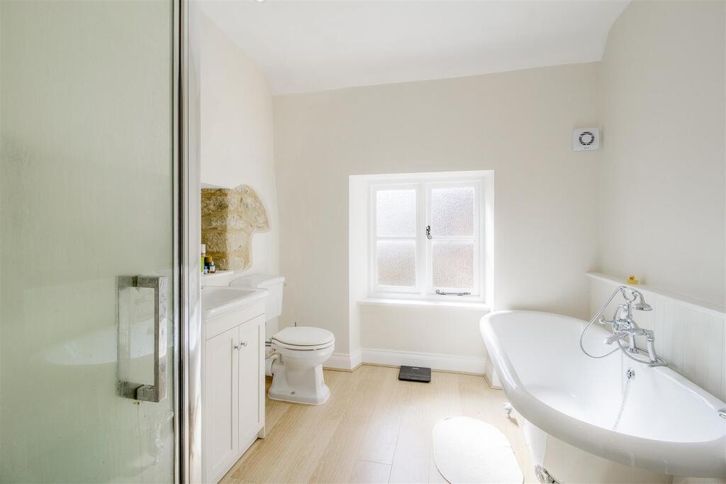 Manor Yard bathroom.jpg