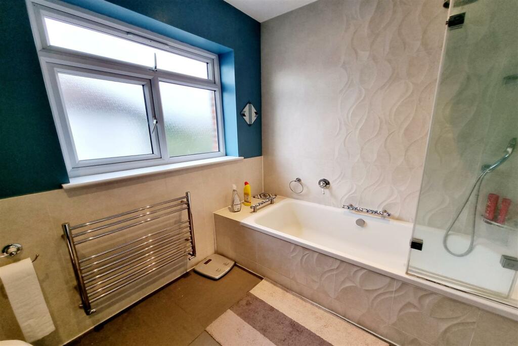 FAMILY BATHROOM 2: