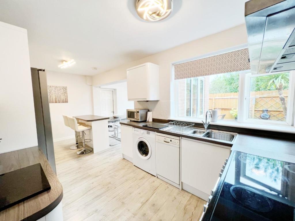 Kitchen pic 3.jpg