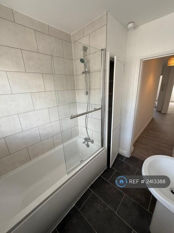 Bath/Shower And Storage 