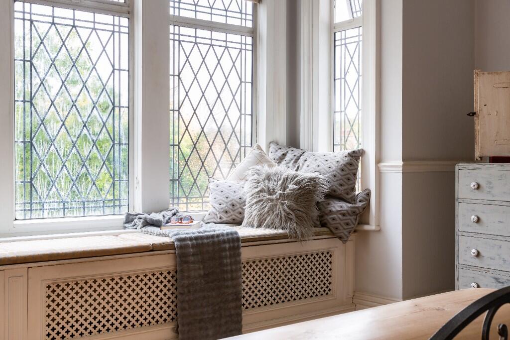 Reading seat