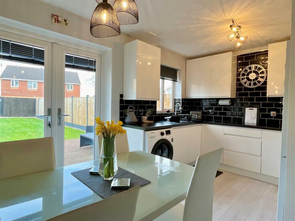 Kitchen 2.jpg