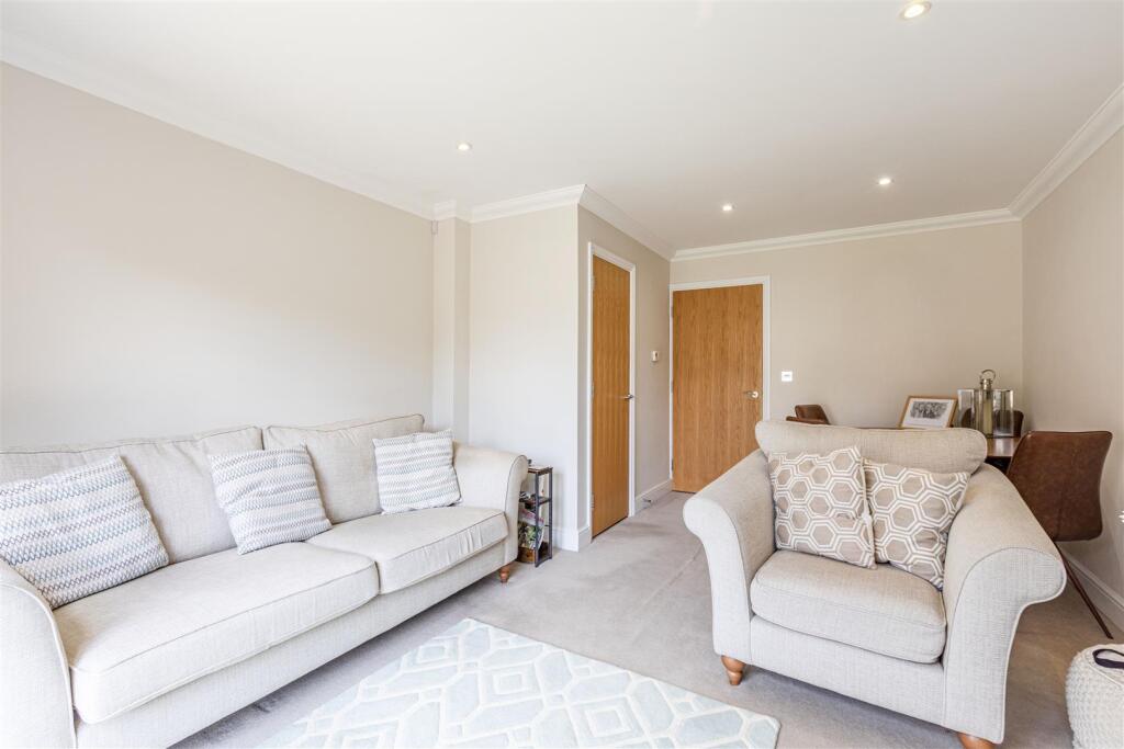 2 Kings Terrace, KT14 7AP - 10.jpg