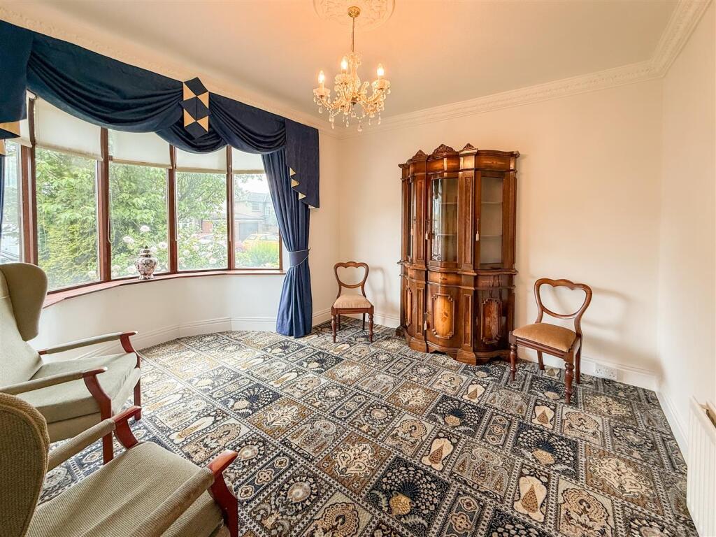 FAMILY ROOM/DINING ROOM