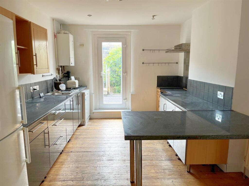 Kitchen on to patio.jpg