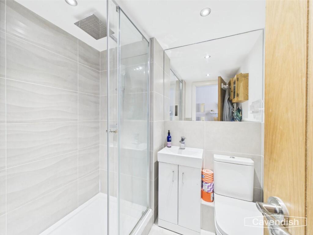 EN-SUITE SHOWER ROOM