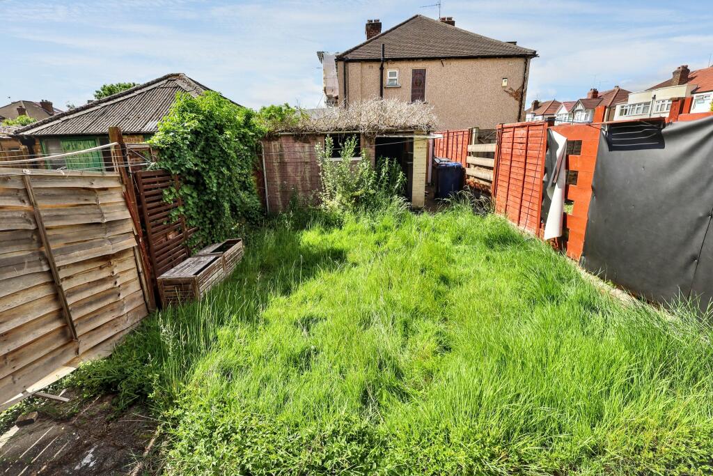 17 Tees Avenue, Perivale, Greenford, UB6 8JH