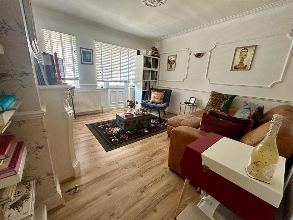 lounge 1.jpg