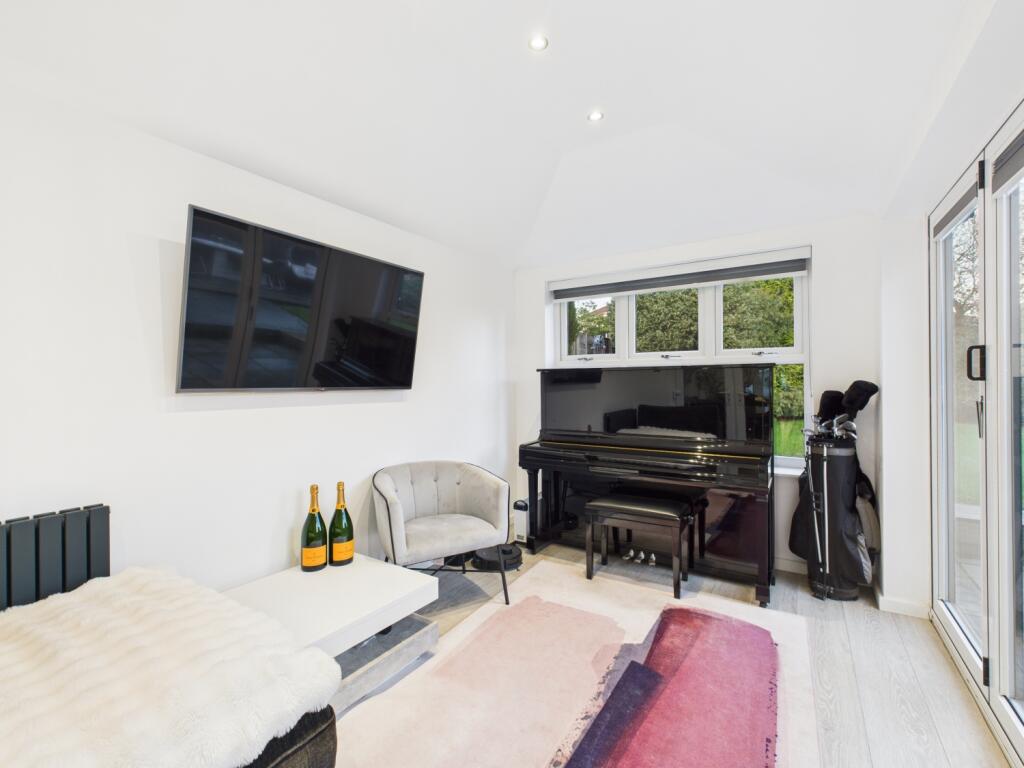 CAM03729G0-PR0181-STILL018