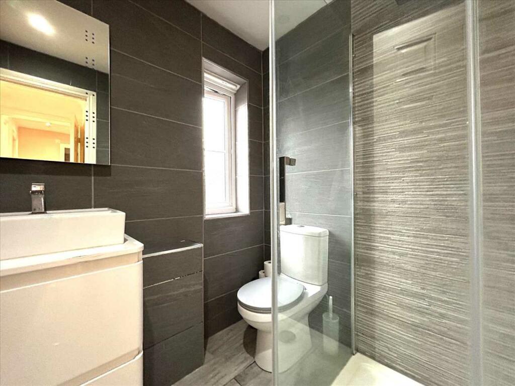 EN-SUITE SHOWER ROOM